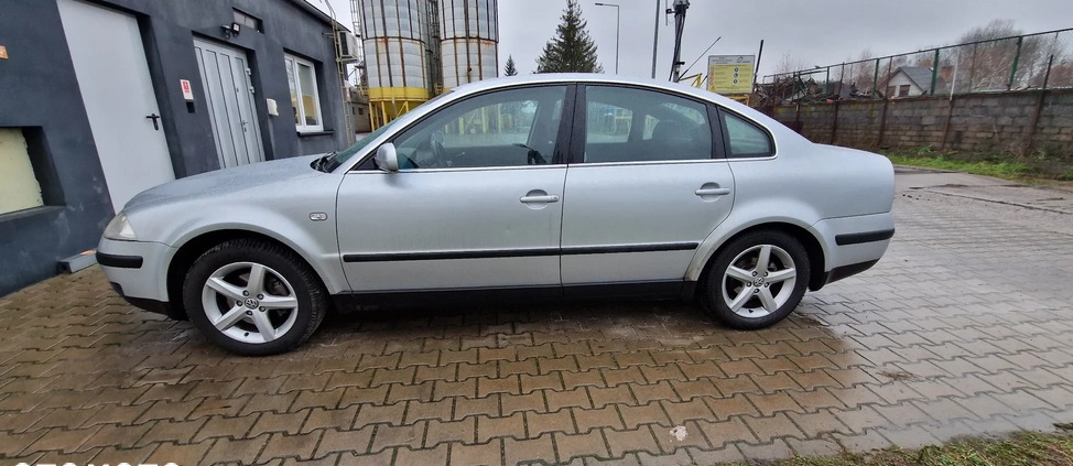 Volkswagen Passat cena 22000 przebieg: 268300, rok produkcji 2001 z Wrocław małe 704